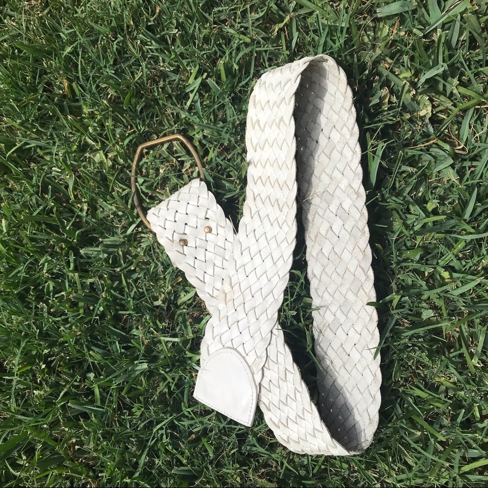White belt, adjustable to most sizes, M